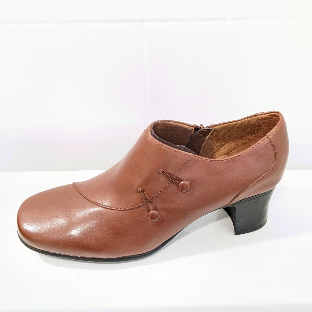 NWOT leather shoes by Clarks - Picture 2 of 16